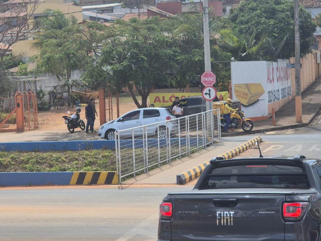 Carro e caminhonete se envolvem em acidente em Patrocínio