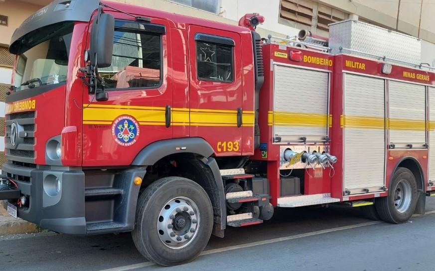 Corpo de Bombeiros controla incêndio em veículo no centro...