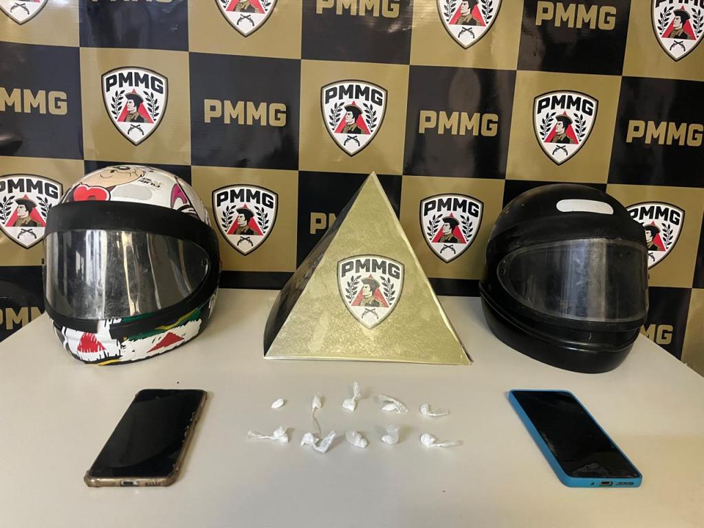 Dupla é presa por tráfico de drogas durante patrulhamento...