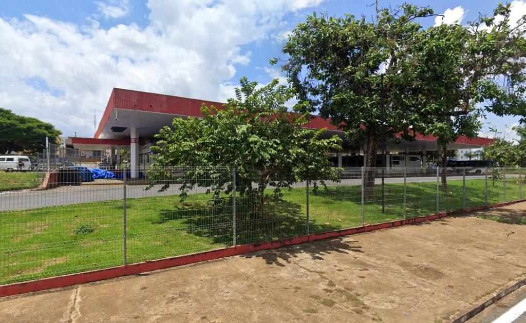 Homem em surto quebra vidro da Rodoviária de Patrocínio