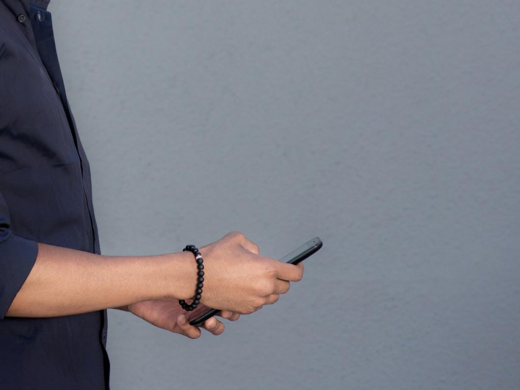 Homem furta celular avaliado em R$ 1 mil em...