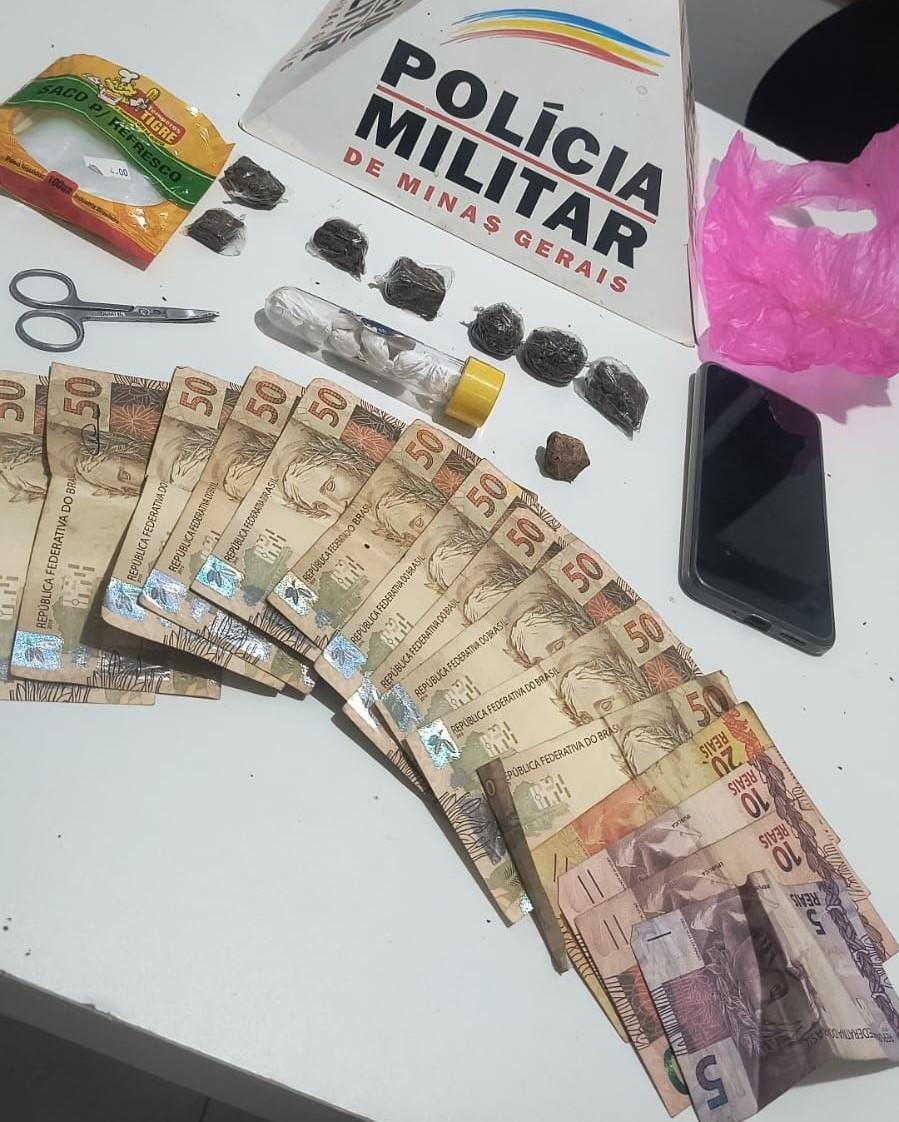 Homem tenta fugir, mas é preso com drogas após...