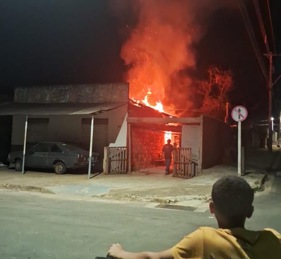 Incêndio em residência é controlado pelo Corpo de Bombeiros...
