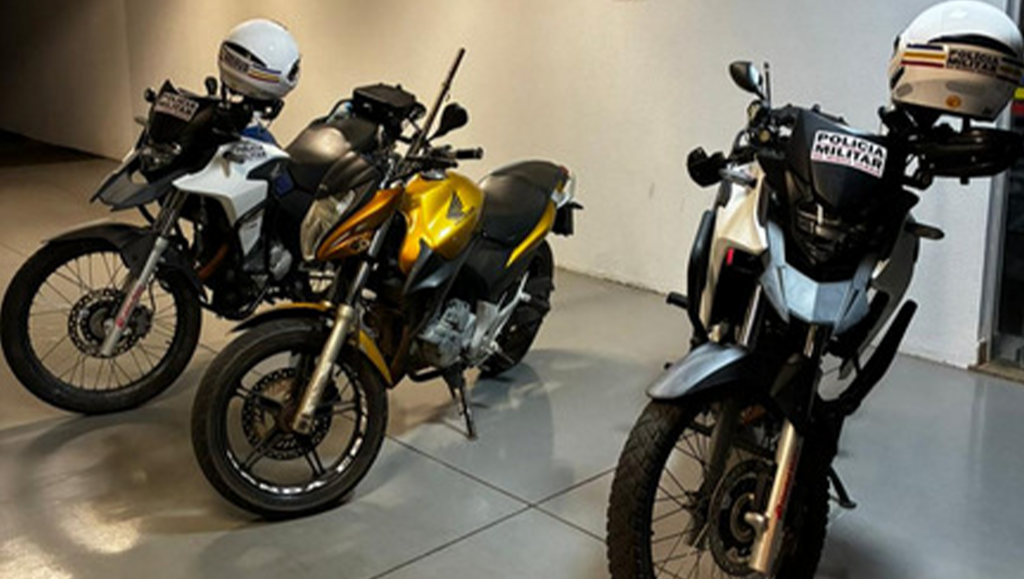 Motociclista é flagrado causando barulho excessivo e avança sinal...