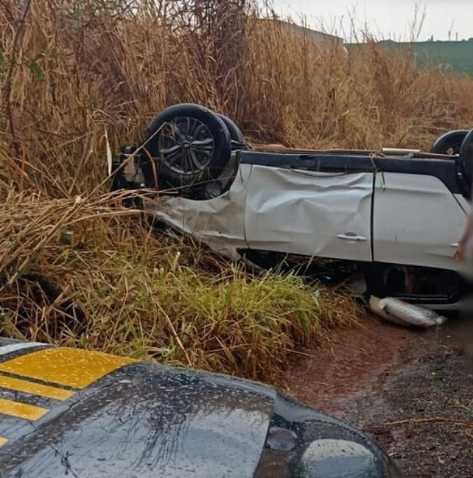 Mulher fica gravemente ferida após carro capotar na BR-365