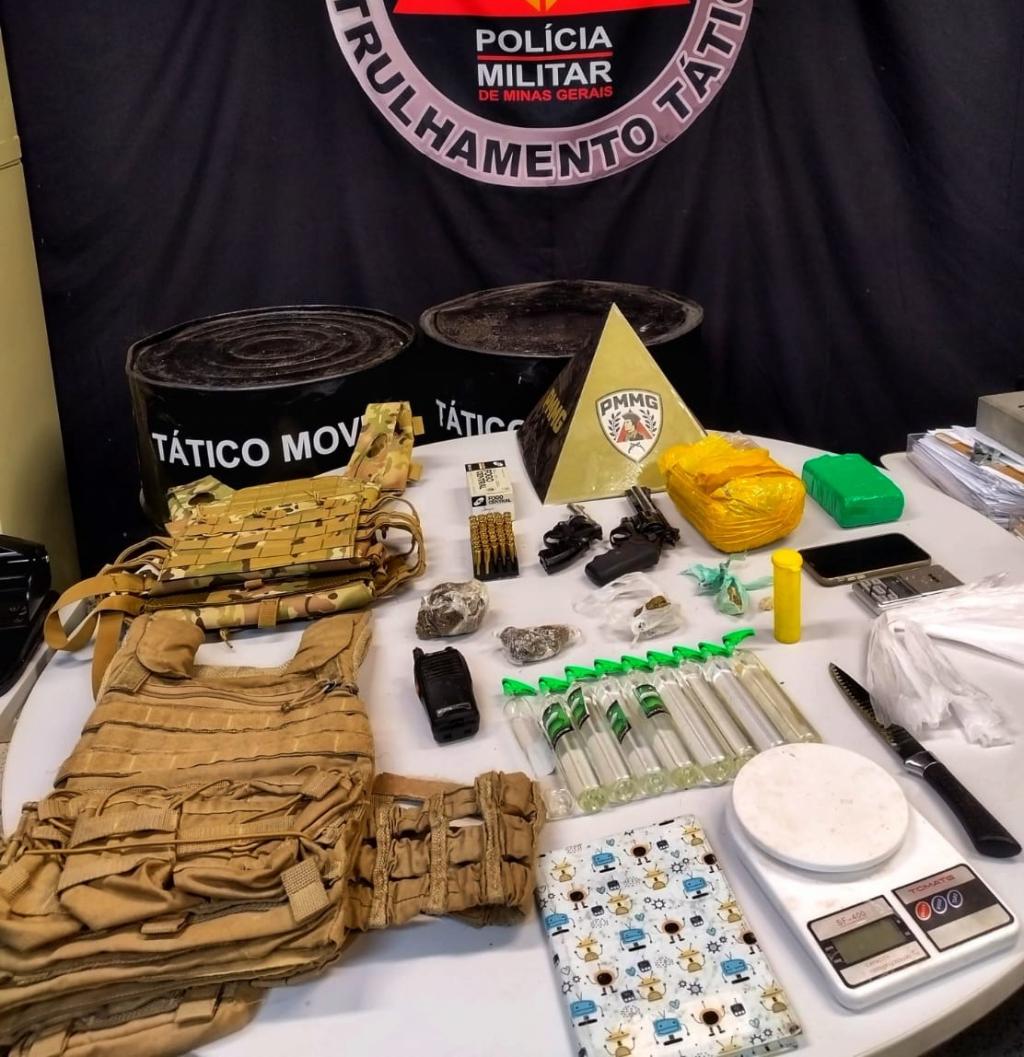 Polícia apreende drogas, armas e lança-perfume em operação em...
