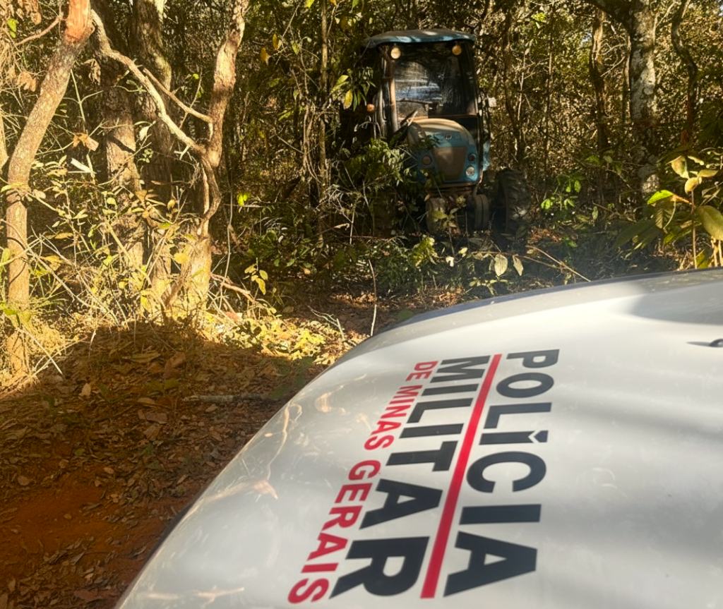 Trator furtado é achado camuflado por galhos em mata...
