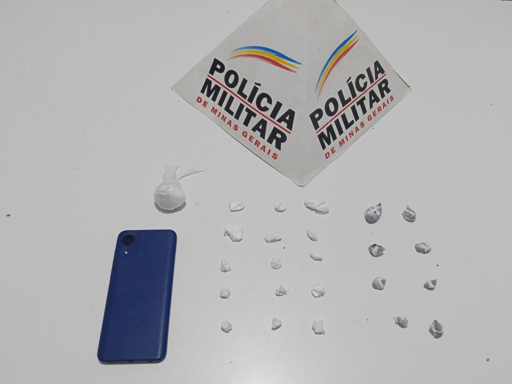 Após denúncia anônima, homem é preso com cocaína e...