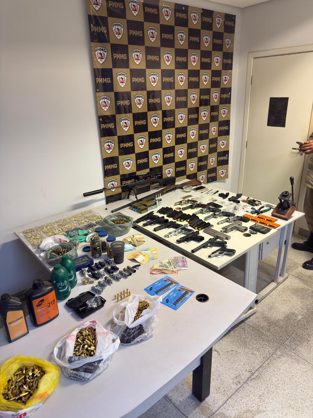 Imagem 2 do post ARSENAL: PM de Patrocínio apreende 15 armas, centenas de munições e prende dois homens