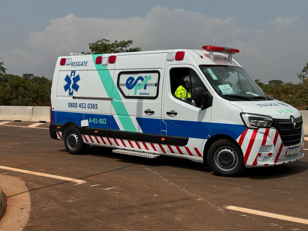 Carreta carregada de soja tomba na BR-365 e espalha...