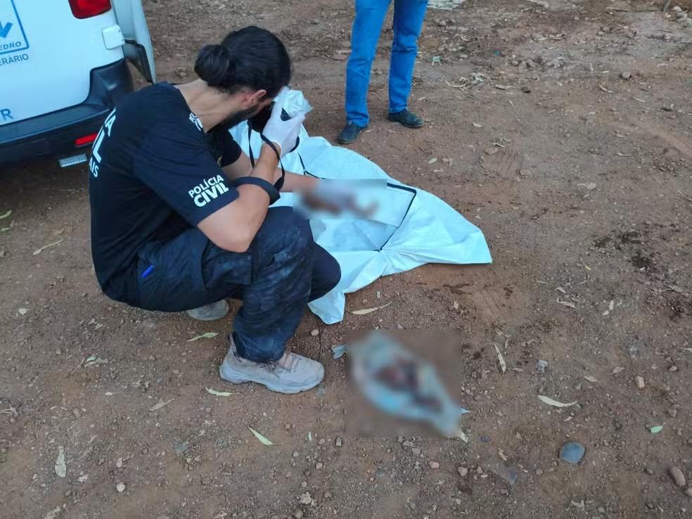 Crânios e ossadas são encontrados dentro de saco no...