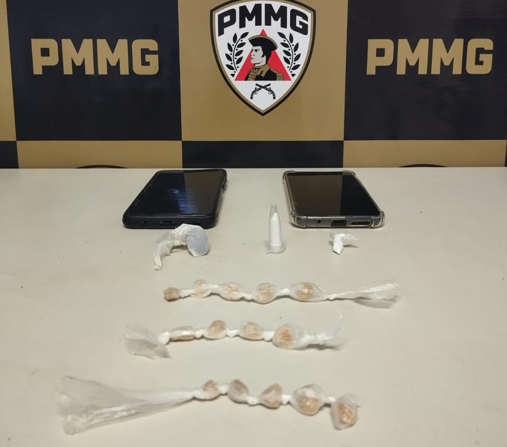 Dupla é flagrada com drogas após denúncia em bar...