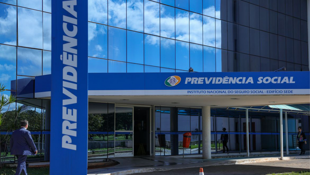 INSS já devolveu mais de R$ 2,3 bilhões a...