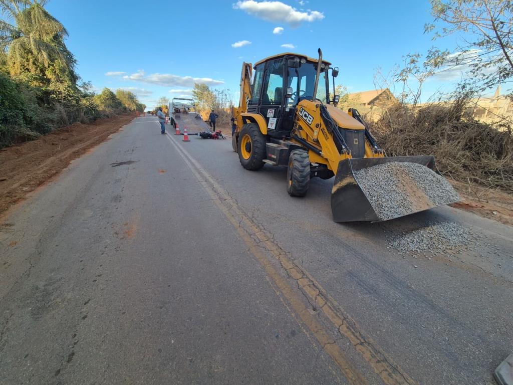 Imagem 1 do post Motociclista fica gravemente ferido após bater em retroescavadeira em trecho em obras da MG-188