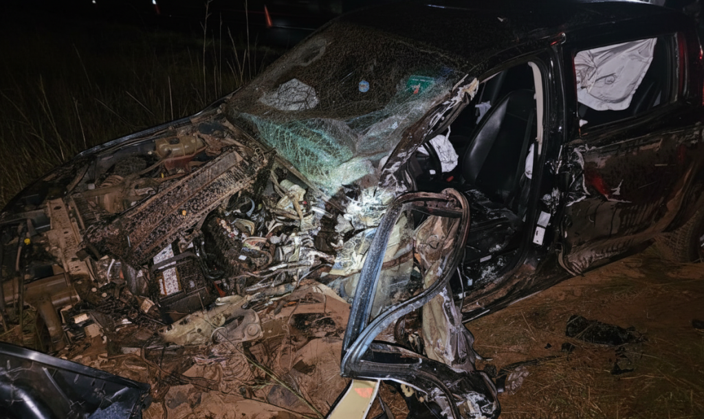 Motorista fica preso às ferragens após caminhonete ser atingida...