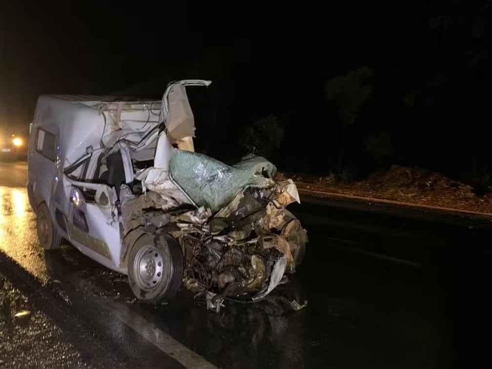 Três morrem em colisão entre ambulância e caminhão na...