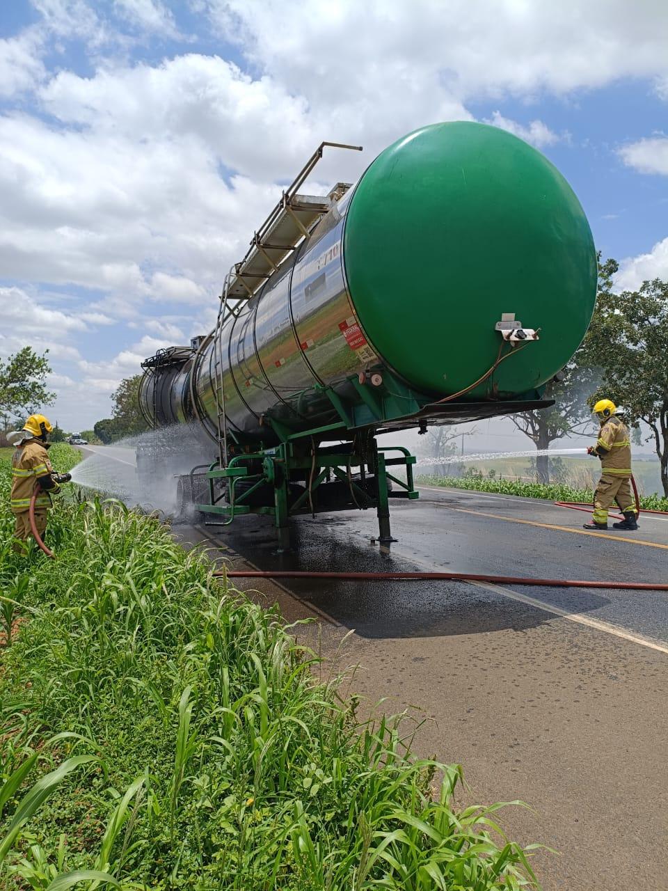 Imagem 1 do post Carreta carregada de leite pega fogo na BR-365 e bombeiros de Patrocínio apagam incêndio