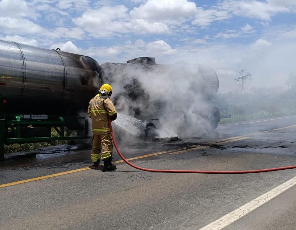 Carreta carregada de leite pega fogo na BR-365 e bombeiros de Patrocínio...