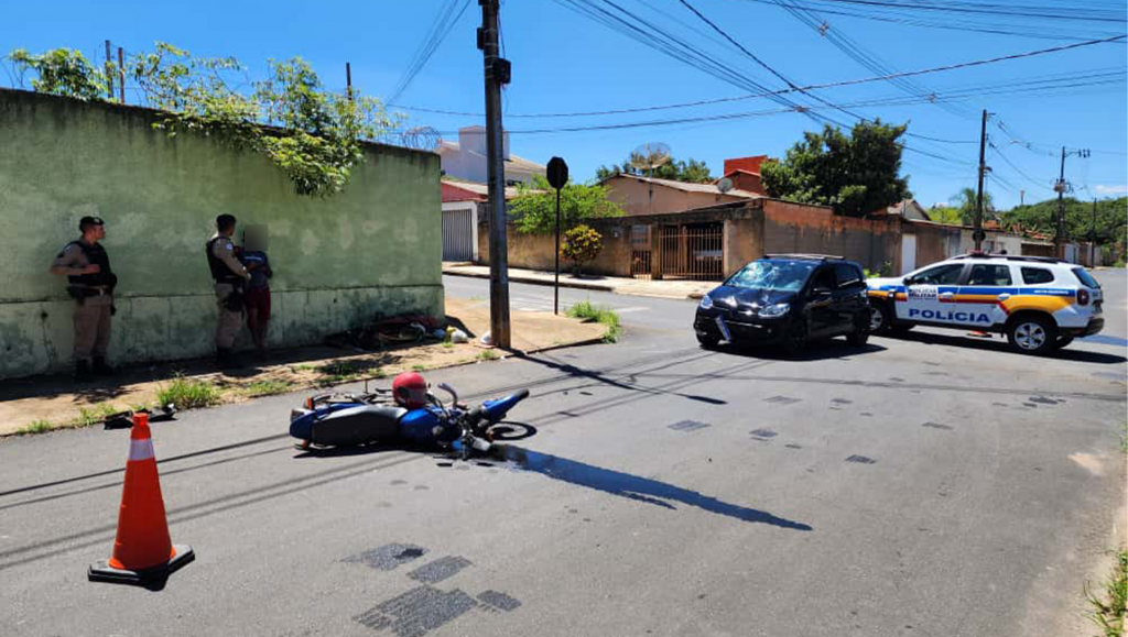 Motociclista fica ferido após avançar parada obrigatória e bater em carro no...