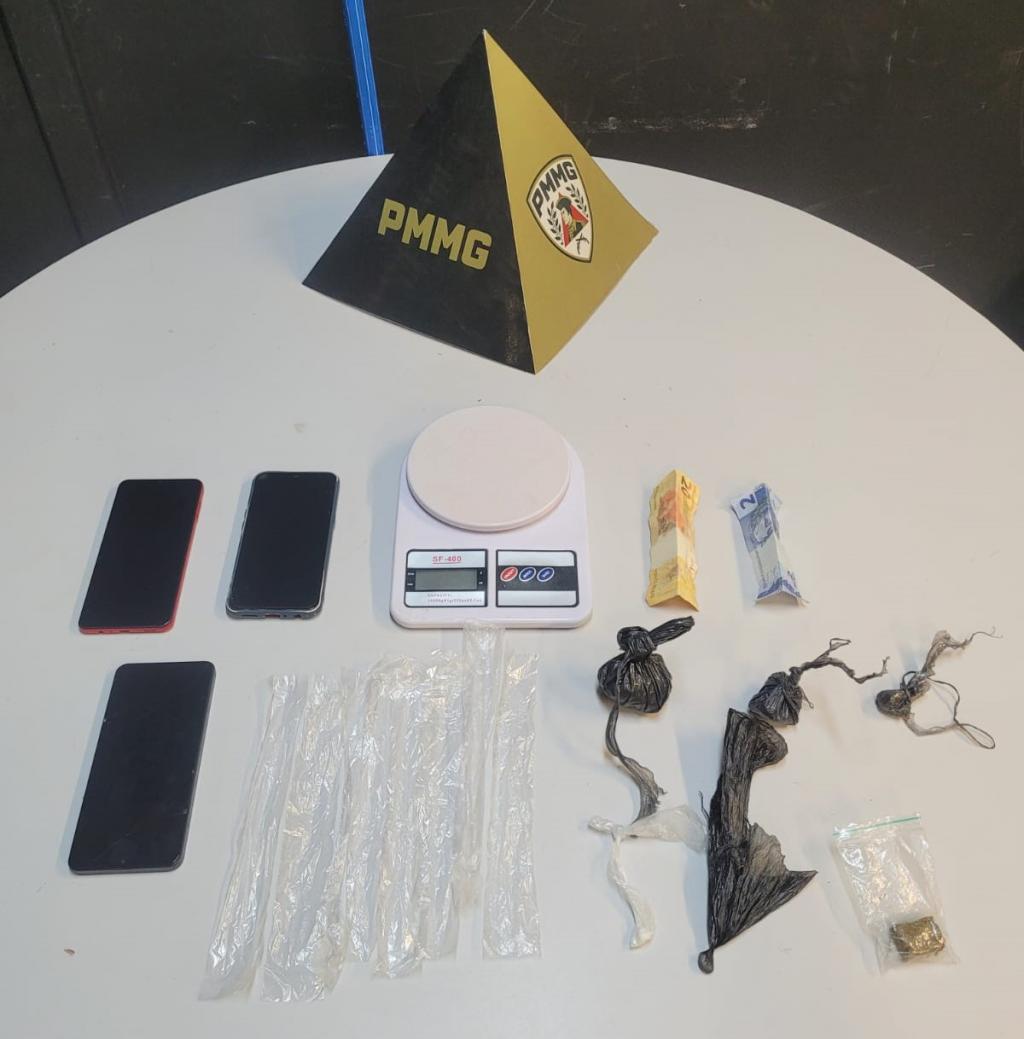 PM apreende drogas e materiais do tráfico após abordagem no bairro Santo Antônio