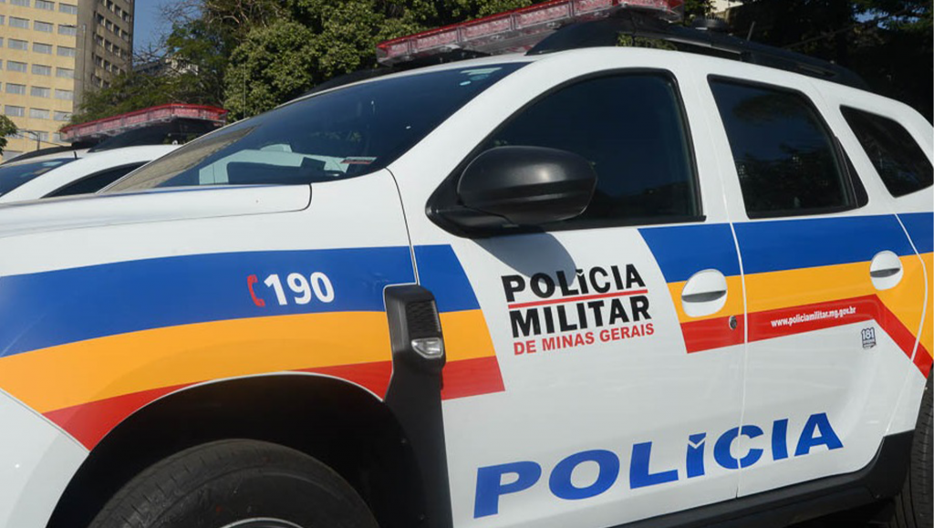 Criminosos invadem casa, rendem moradora e roubam cofre e...