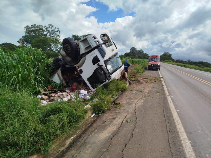 Caminhões saem da pista na BR-365 durante chuva; motoristas...