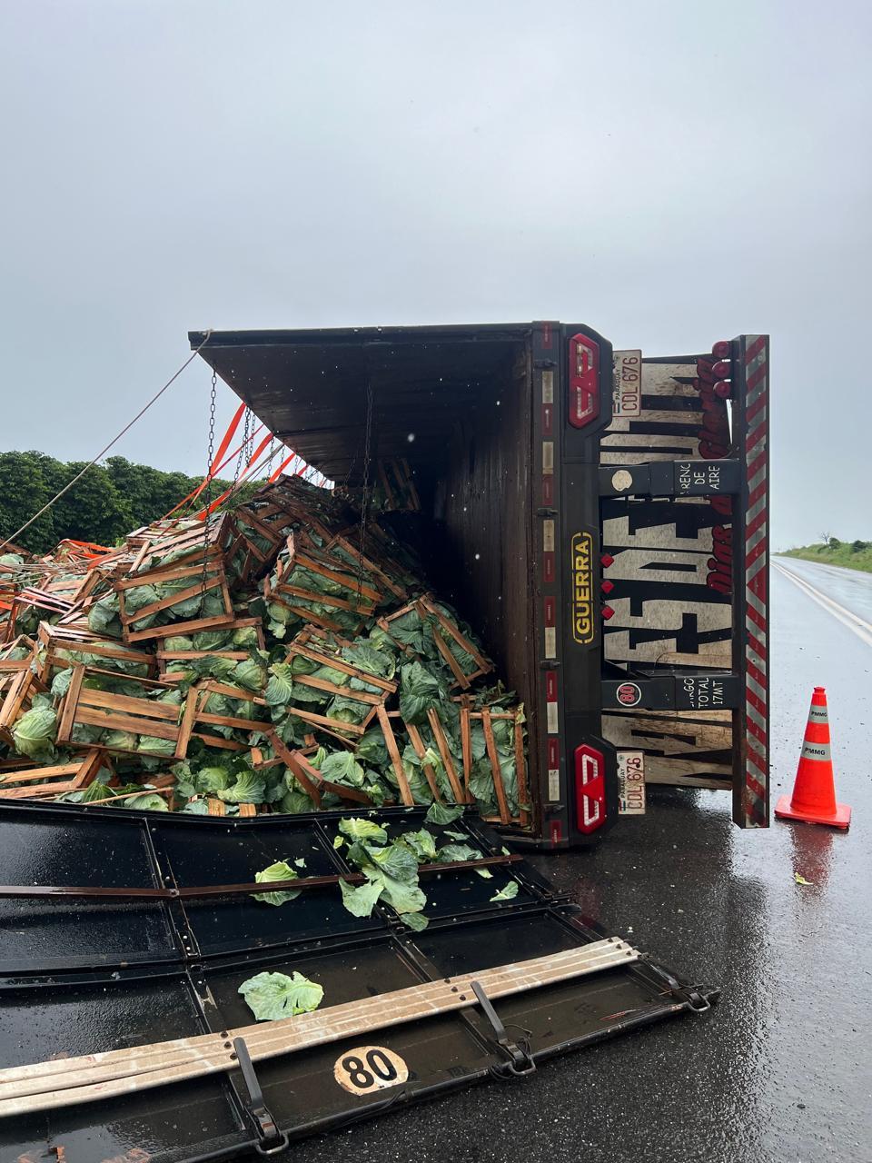 Imagem 2 do post Carreta dirigida por motorista paraguaio tomba na BR-146, em Serra do Salitre