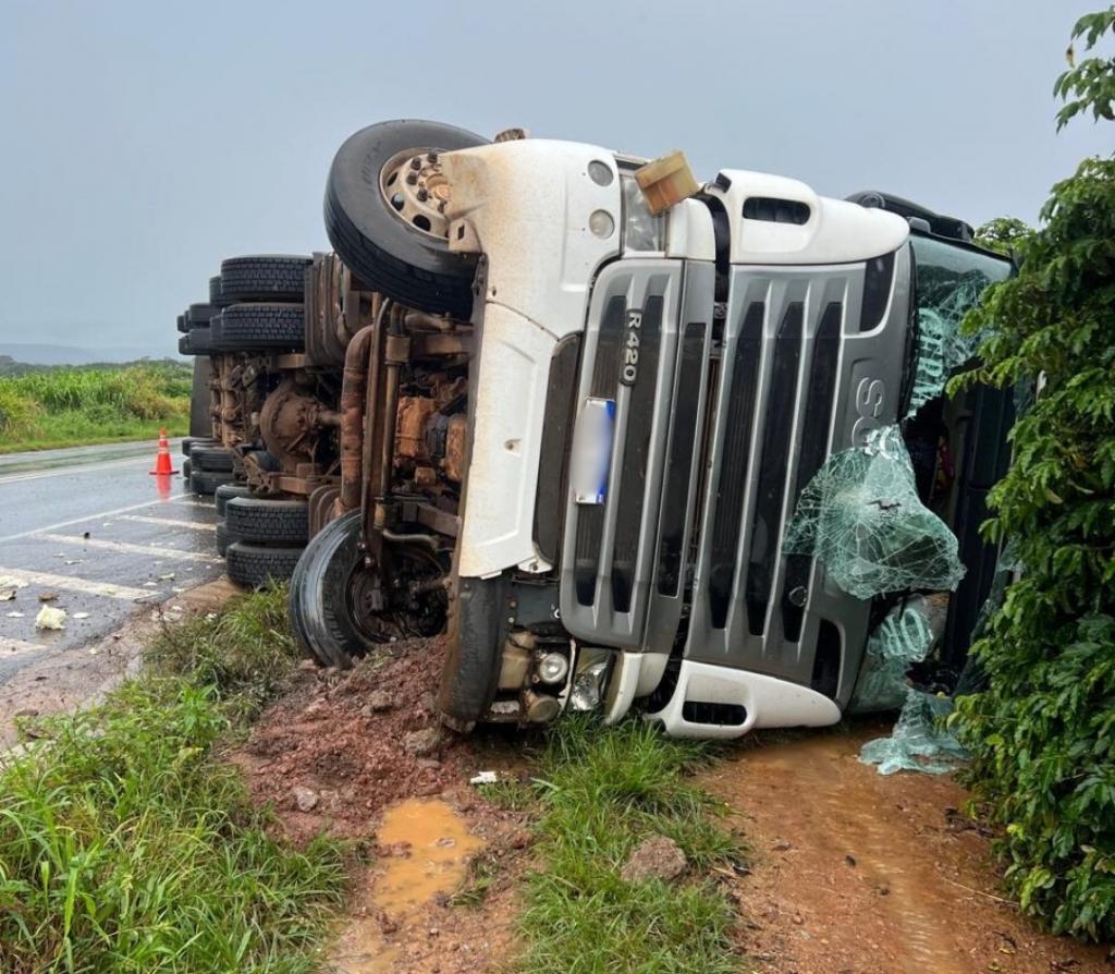 Carreta dirigida por motorista paraguaio tomba na BR-146, em...