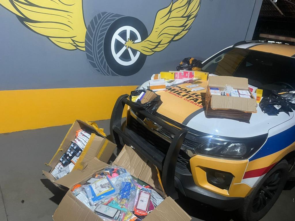 Ônibus fretado é flagrado com produtos contrabandeados na MGC-462,...