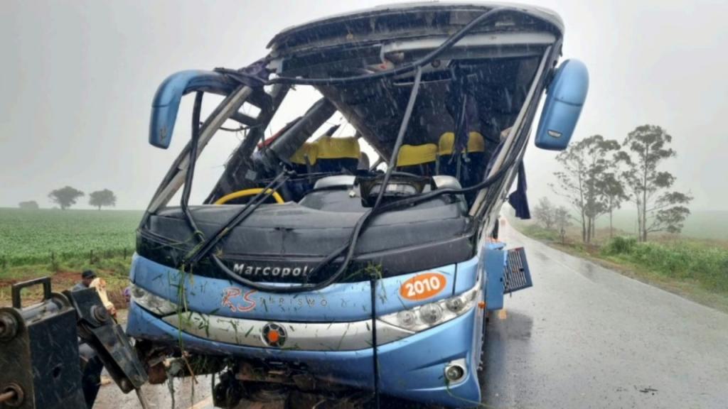 Ônibus que capotou na BR-365 seguia a 110 km/h em trecho de...