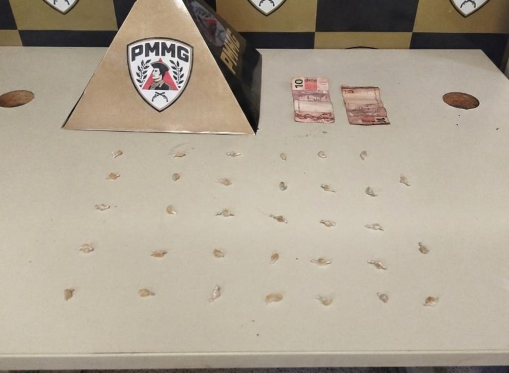 PM flagra traficante com 33 pedras de crack no...