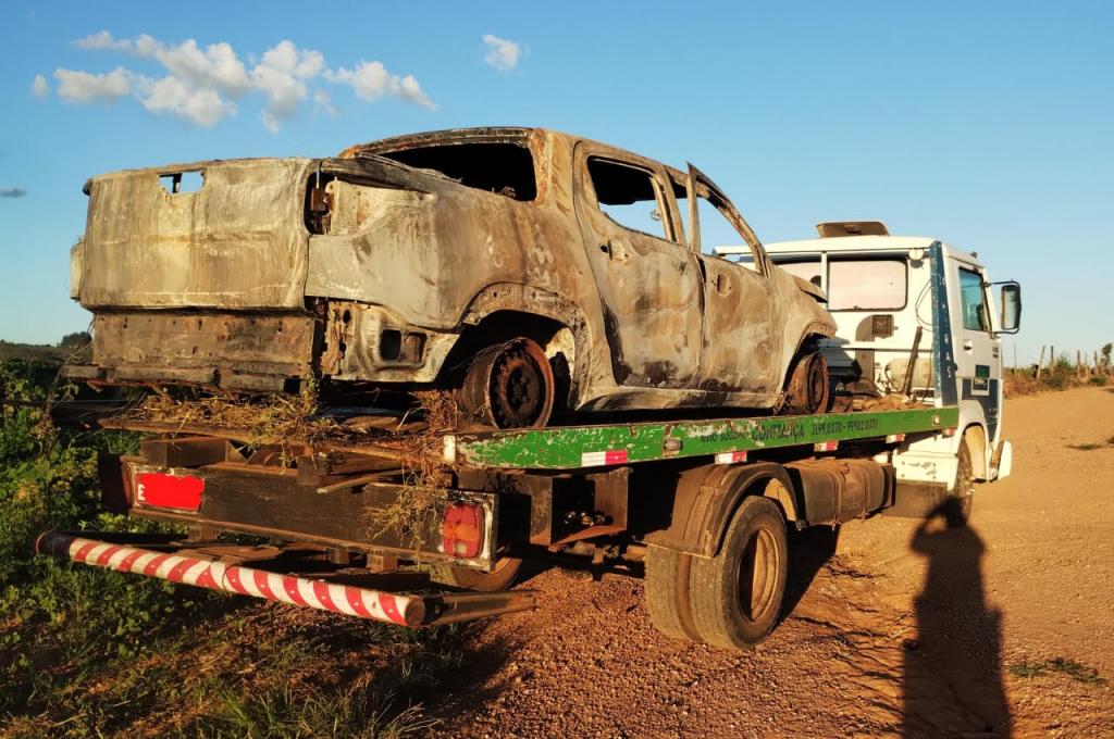 PM localiza veículo queimado usado em roubo de café em Patrocínio