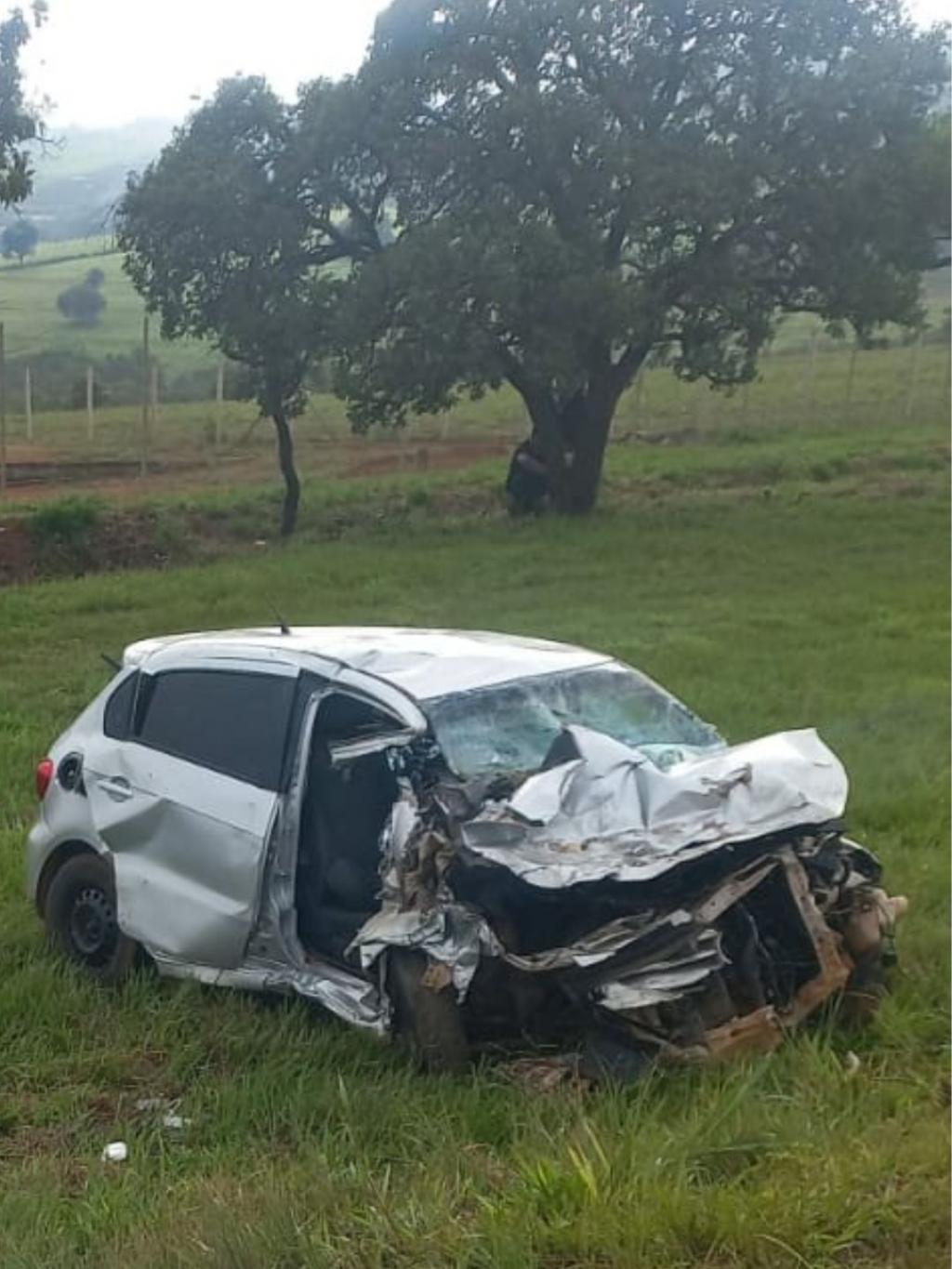 Imagem 1 do post Batida entre van e carro deixa três mortos e 11 feridos em grave acidente na região
