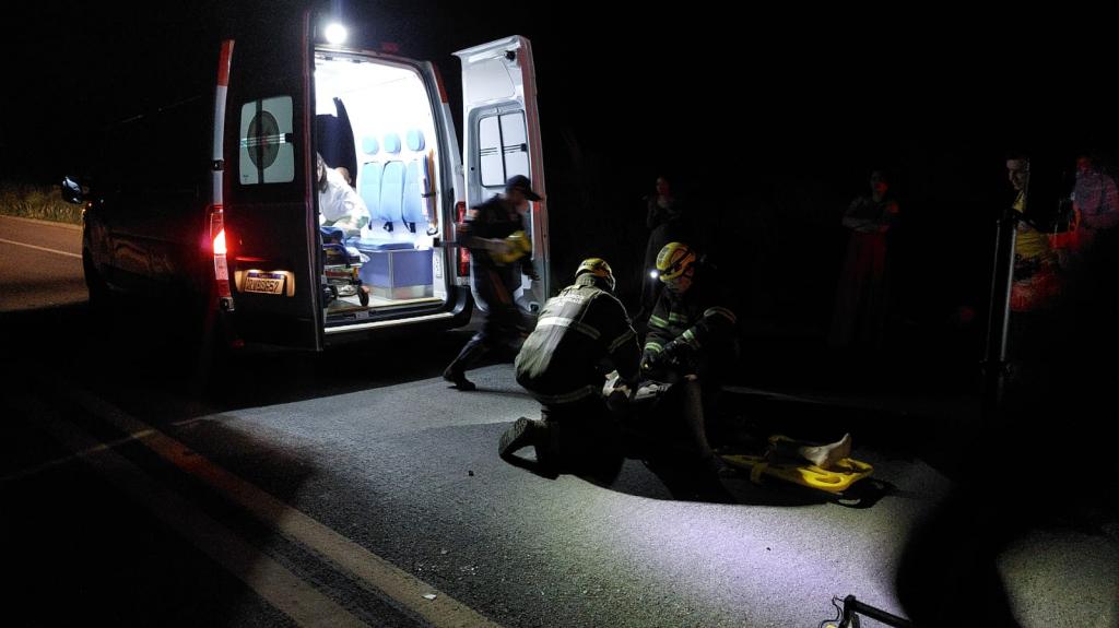 Imagem 3 do post Colisão entre carreta e carro deixa motorista preso às ferragens na BR-146, em Patrocínio