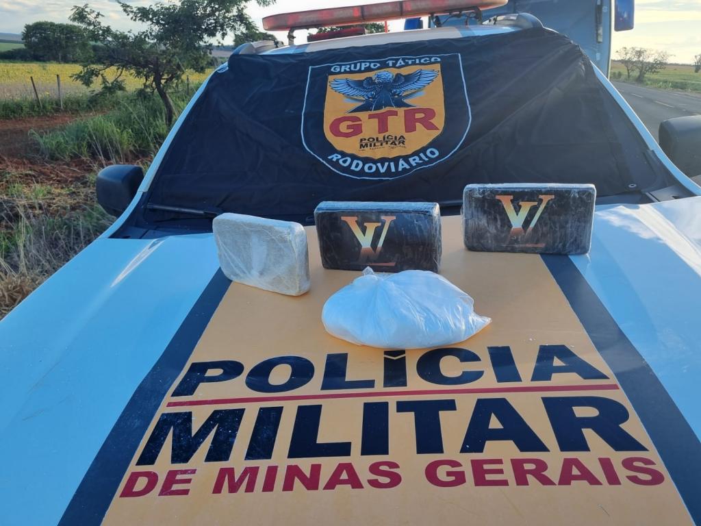 Jovem é preso com cocaína e crack em ônibus durante operação na MGC-462, em Patrocínio