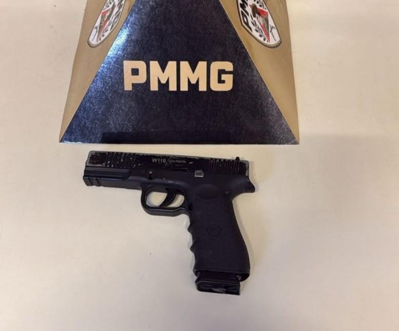 Motorista embriagado é detido após perseguição; réplica de arma é encontrada no...