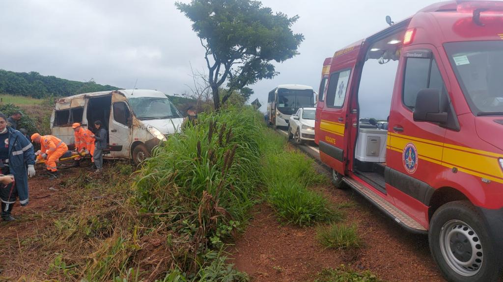 Van com nove trabalhadores capota na MG-188, em Patrocínio