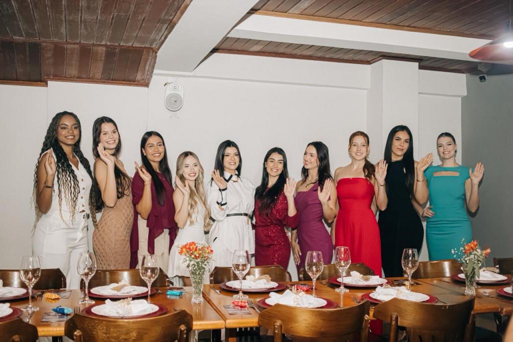 Imagem 1 do post Escola de Formação de Rainhas começa com aula sobre etiqueta à mesa em Patrocínio