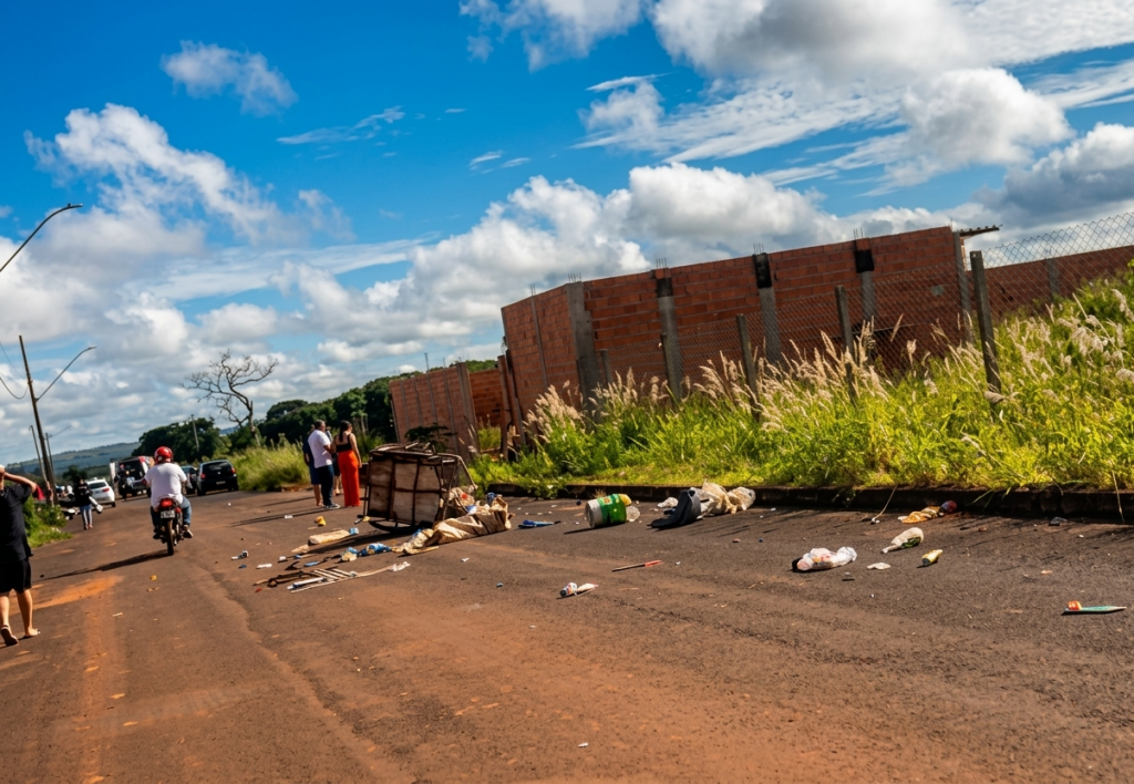Idosa morre após ser atropelada enquanto empurrava carrinho de reciclagem em Monte Carmelo