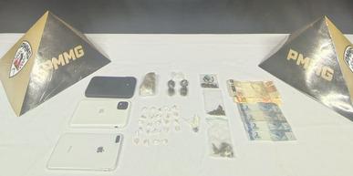 Jovem é preso e adolescentes são apreendidos com drogas...