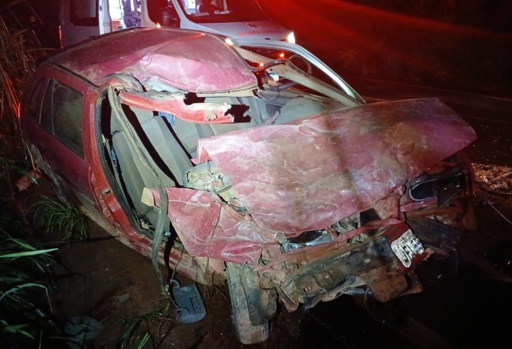 Motorista fica em estado grave após colisão entre carro...