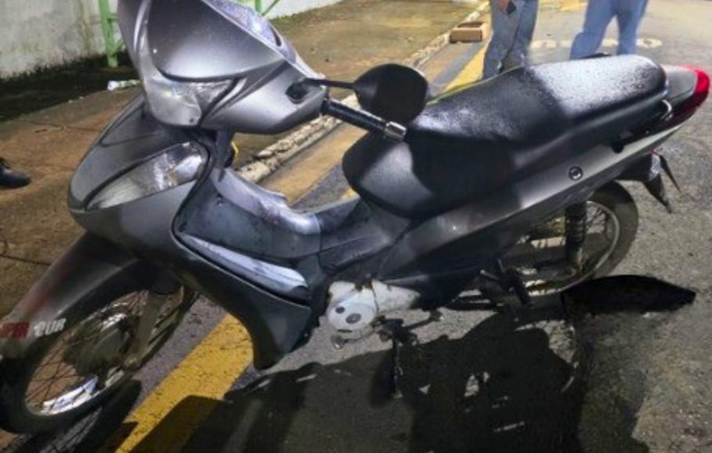 Motorista foge após acidente com motoneta e deixa mulher...