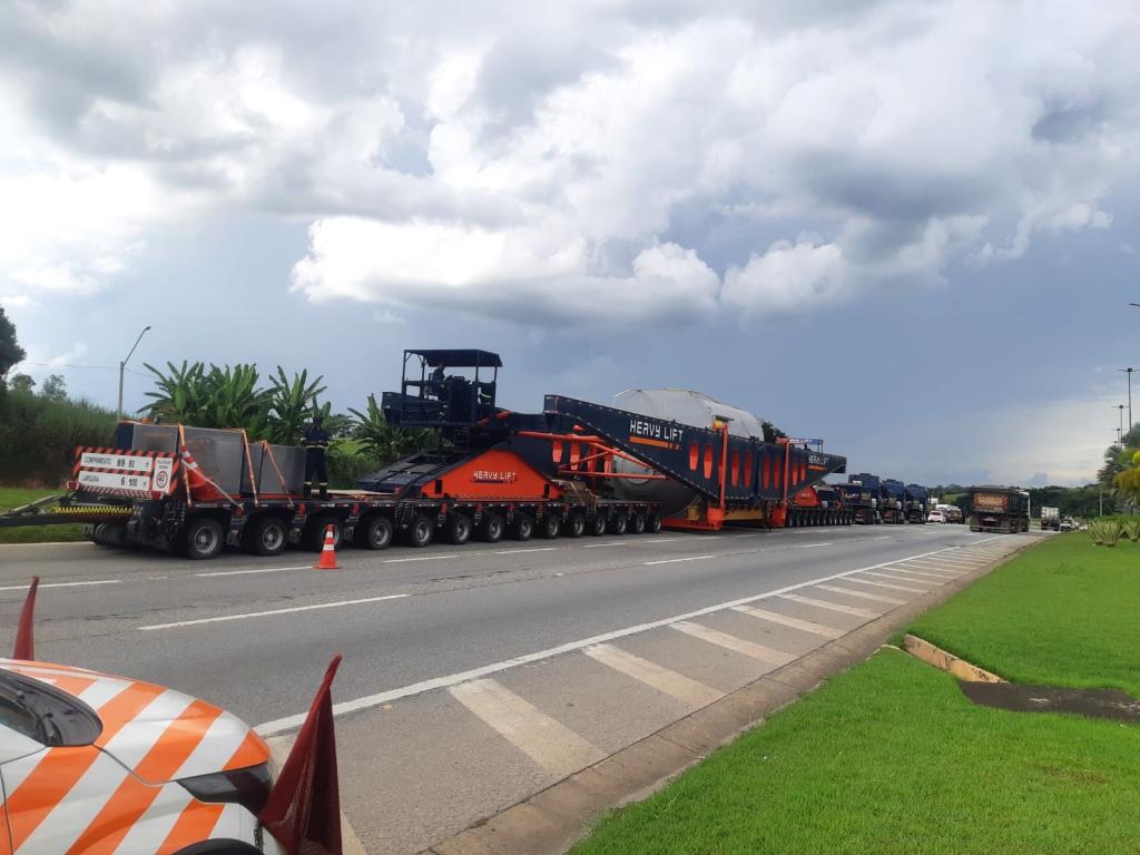 Carga gigante tem quase 90 metros e é escoltada na BR-365 entre Patos de Minas e Paracatu