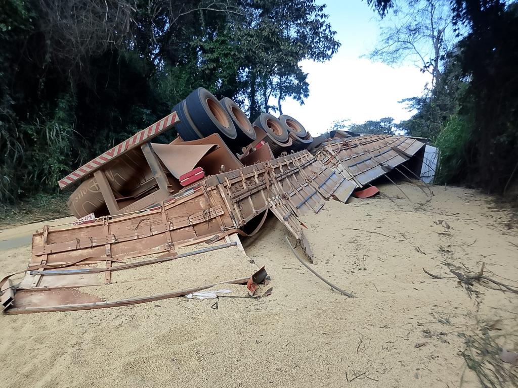 Caminhão tomba na MG-188 em Coromandel e interdita parcialmente...