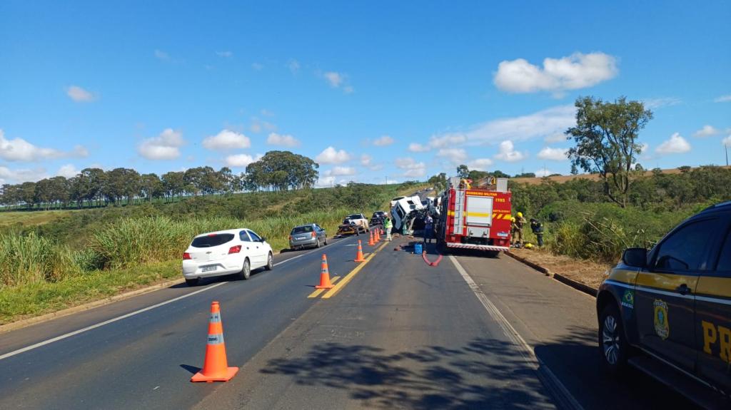 Duas pessoas morrem em grave acidente entre caminhões na BR-365, próximo ao...
