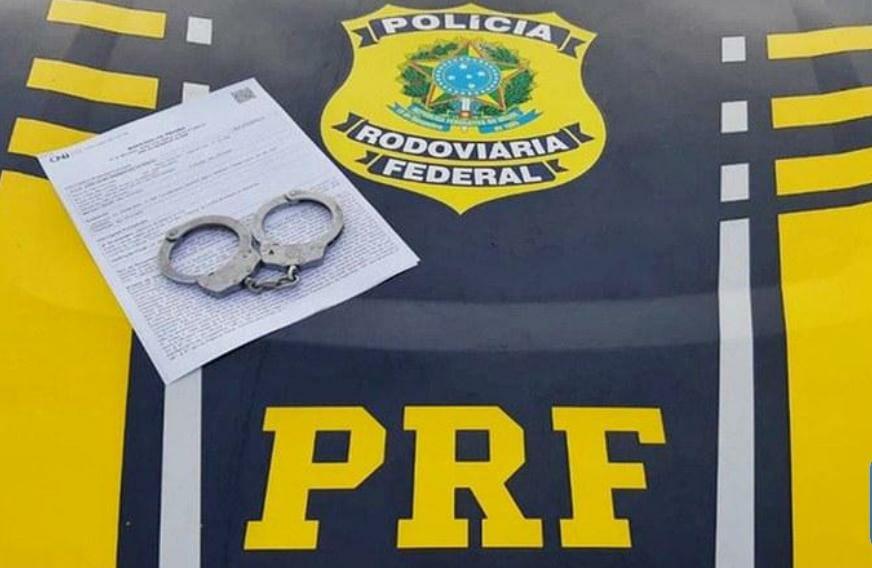 Homem com mandado de prisão é detido na BR-365 durante fiscalização em...