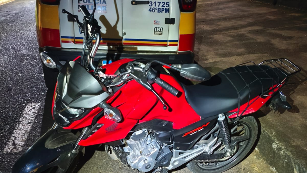 Jovem é flagrado fazendo manobra perigosa com moto no bairro São Francisco