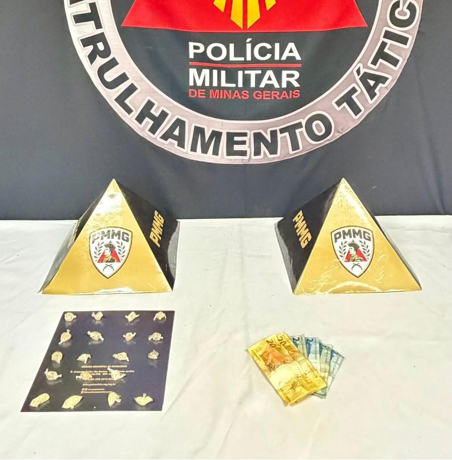 Três pessoas são presas por suspeita de tráfico de drogas no bairro...